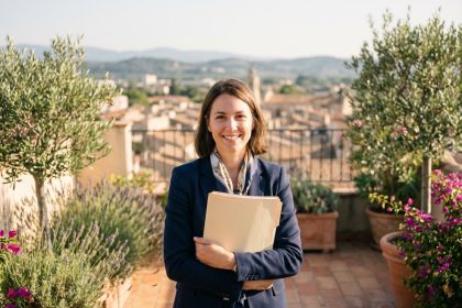 Femme souriante en tenue professionnelle sur une terrasse ensoleillee