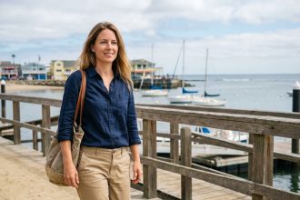Femme marchant sur la promenade des Sables d'Olonne